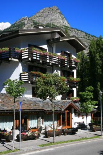 Hotel Les Jumeaux Courmayeur Extérieur photo