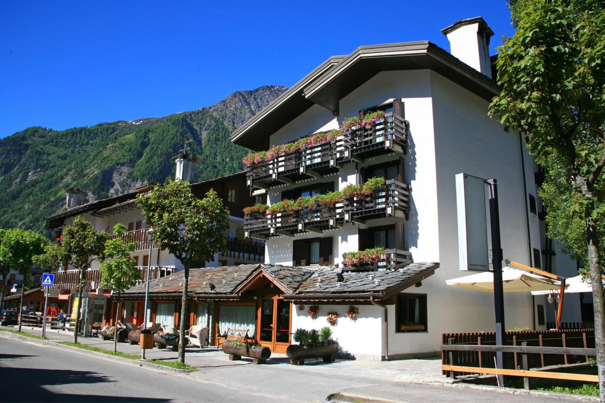 Hotel Les Jumeaux Courmayeur Extérieur photo